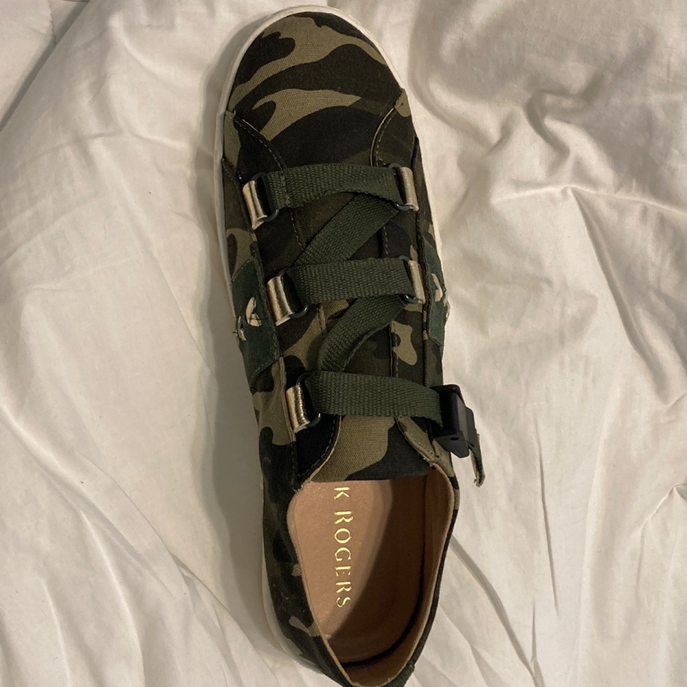 Jack Rogers Warner canvas sneaker size 9 camouflage in color
